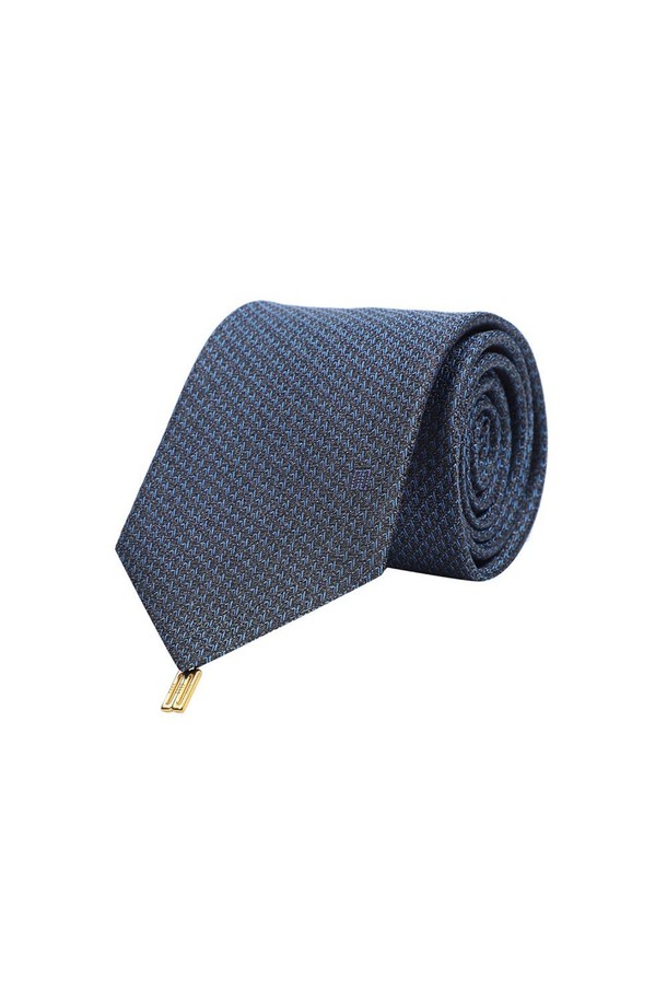 **실크 100 솔리드 넥타이 네이비**

고급스러운 남성 정장을 완성하는 실크 100% 솔리드 넥타이입니다. 네이비 컬러와 부드러운 촉감의 우븐 소재가 클래식한 분위기를 자아냅니다. 비즈니스, 오피스룩, 회의룩 등 격식 있는 자리에 잘 어울립니다. 넥타이에는 탈부착 가능한 악세서리 장식이 있어, 스타일에 포인트를 더할 수 있습니다. 미니멀하고 세련된 스타일을 연출해보세요.
