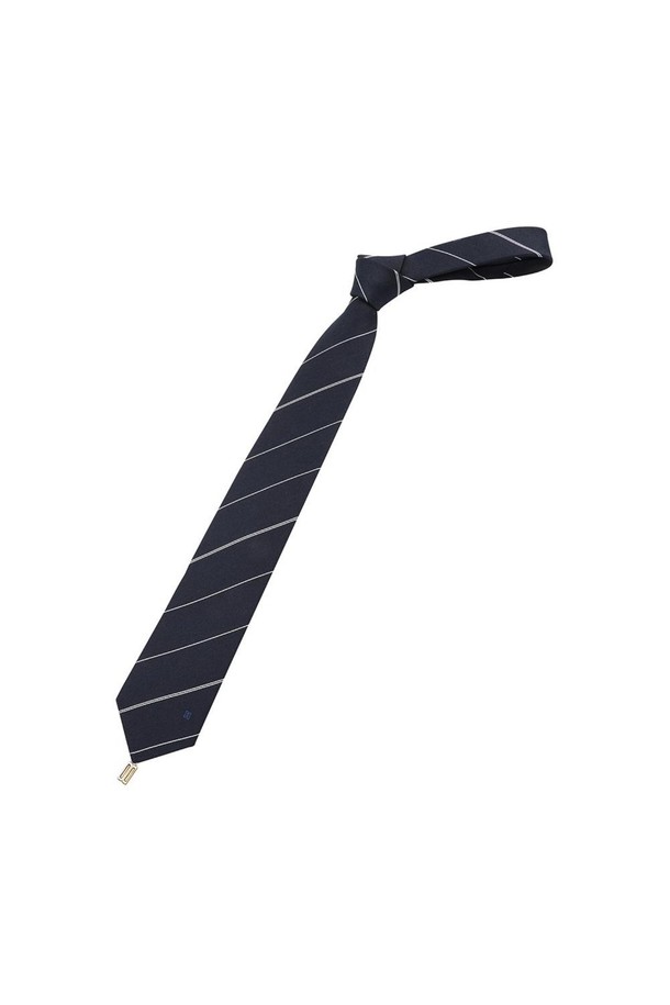 네이비 컬러의 실크 혼방 레지멘탈 스트라이프 넥타이입니다. 부드러운 촉감과 고급스러운 광택이 특징이며, 슬림한 실루엣과 사선 스트라이프 패턴이 세련된 분위기를 연출합니다. 비즈니스, 오피스룩, 비즈니스 캐주얼, 회의룩 등 다양한 TPO에 활용 가능하며, 클래식, 미니멀, 시크 스타일을 선호하는 남성분들께 추천합니다. DD 악세서리 디자인 장식과 실고리 연결 장식으로 완성도를 높였습니다. 사계절 내내 착용하기 좋은 아이템입니다.
