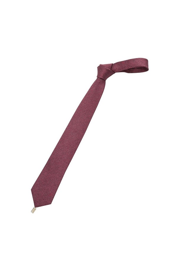 세련된 남성미를 완성하는 실크 혼방 솔리드 와인 넥타이입니다. 부드러운 촉감의 실크 소재가 고급스러운 광택을 자아내며, 매끄러운 텍스처가 돋보입니다. 클래식하고 우아한 스타일로, 오피스룩, 비즈니스 캐주얼, 회의룩 등 다양한 TPO에 활용하기 좋습니다. DD 악세서리가 디자인 포인트로 자리하며, 실고리를 통해 간편하게 탈부착할 수 있습니다. 미니멀한 디자인으로 어떤 셔츠와도 잘 어울려 사계절 내내 활용 가능한 필수 아이템입니다.
