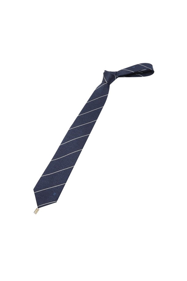 네이비 컬러의 실크 혼방 소재로 제작된 레지멘탈 스트라이프 넥타이입니다. 고급스러운 광택과 부드러운 촉감이 특징이며, 비즈니스 및 포멀한 자리에 잘 어울립니다. 클래식하고 시크한 스타일을 연출하며, 오피스룩, 비즈니스 캐주얼, 회의룩에 활용하기 좋습니다. DD 악세서리 장식이 있어 탈부착하여 다양한 스타일을 연출할 수 있습니다. 사계절 내내 착용 가능하며, 중요한 자리에서 품격을 더해줍니다.
