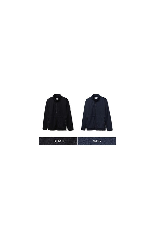 네이비 컬러의 하이넥 바람막이입니다. 간절기에 적합하며, 부드러운 폴리에스터 소재로 제작되어 편안한 착용감을 제공합니다. 일상 및 캐주얼 스타일은 물론, 산책이나 여행 시에도 활용하기 좋습니다. 지퍼형 여밈 방식에 스탠다드핏으로, 후드 내장, 밑단 및 소매 이밴드, 사이드 포켓 등의 디테일이 돋보입니다. 스트레치 기능과 코팅 처리가 되어 있어 활동성과 기능성을 모두 갖춘 아이템입니다.
