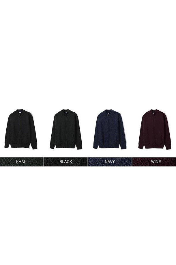 세련된 무드의 남성용 '폴리혼방 솔리드 니트집업' 카키 컬러입니다. 가을과 겨울에 어울리는 부드러운 촉감의 중간 두께 니트 소재로 제작되었으며, 베이직하고 어반 스타일을 연출합니다. 신축성이 있어 편안한 착용감을 제공하며, 레귤러핏으로 제작되었습니다. 무지 디자인에 4가지 다크 컬러 구성으로, 데일리룩과 출근룩에 모두 활용하기 좋습니다. 작은 지퍼 디테일로 앞마이를 보완하여 미니멀, 클래식, 캐주얼 등 다양한 스타일을 소화할 수 있습니다.

