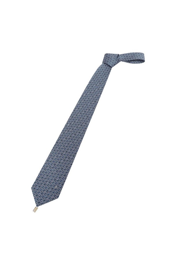 실크 100 큐빅 올오버 넥타이 블루는 비즈니스, 오피스룩, 회의룩 등 격식 있는 자리에 잘 어울리는 넥타이입니다. 실크 100% 소재로 제작되어 부드러운 촉감과 고급스러운 광택을 자랑하며, 사계절 내내 착용 가능합니다. 시크하고 세련된 스타일을 연출하며, 기하학 패턴과 로고, 큐빅 악세서리 장식이 포인트입니다. 악세서리 장식은 탈부착이 가능하여 다양한 스타일로 연출할 수 있습니다.
