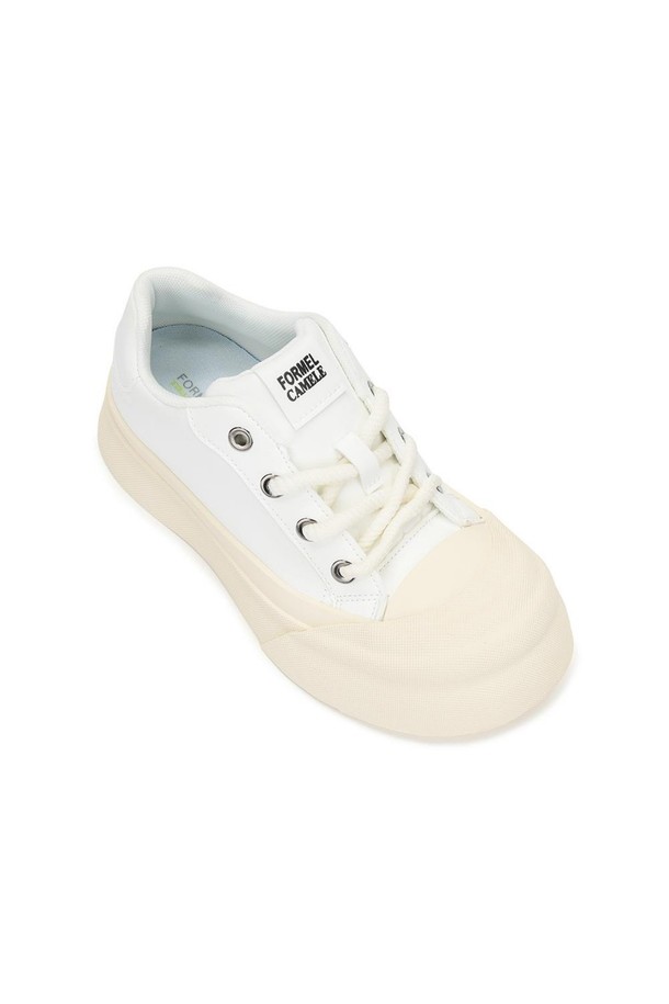 [포멜카멜레] 리즈 범피 스니커즈 White 4cm는 여성용 스니커즈로, 캐주얼, 미니멀, 클래식 스타일을 연출하기 좋습니다. 둥근 앞코 디자인에 4cm 플랫 굽으로 편안한 착용감을 제공하며, 봄, 여름, 가을 계절에 활용하기 좋습니다. 흰색(White) 컬러의 무지 디자인으로, 다양한 룩에 매치하기 용이하며, 동네 마실룩이나 쇼핑룩에 적합합니다. 합성가죽과 합성고무를 사용하여 내구성을 높였으며, 오버사이즈 아일렛, 볼드한 슈레이스, 고밀도 인솔, 러버토캡 등의 특징을 갖추고 있습니다. 발볼이 넓어 편안하며, 레이스업 방식으로 간편하게 신을 수 있습니다.
