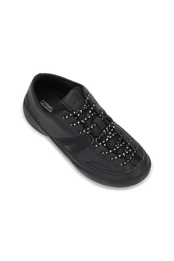 [포멜카멜레] 카멜레 셀리온 스니커즈 12 Black 3cm는 여성용 스니커즈로, 일상과 캐주얼 스타일 모두에 잘 어울립니다. 블랙 컬러에 라운드 앞코 디자인으로 편안함을 강조하며, 봄, 여름, 가을 계절에 적합합니다. 3cm 플랫 굽과 와이드 발볼로 편안한 착용감을 제공하며, 가볍고 쿠셔닝이 뛰어나 활동성을 높였습니다. 합성가죽과 고무 소재를 사용하여 내구성을 높였으며, 끈으로 여미는 방식과 로고 패턴이 캐주얼, 미니멀, 스포티한 스타일을 완성합니다.
