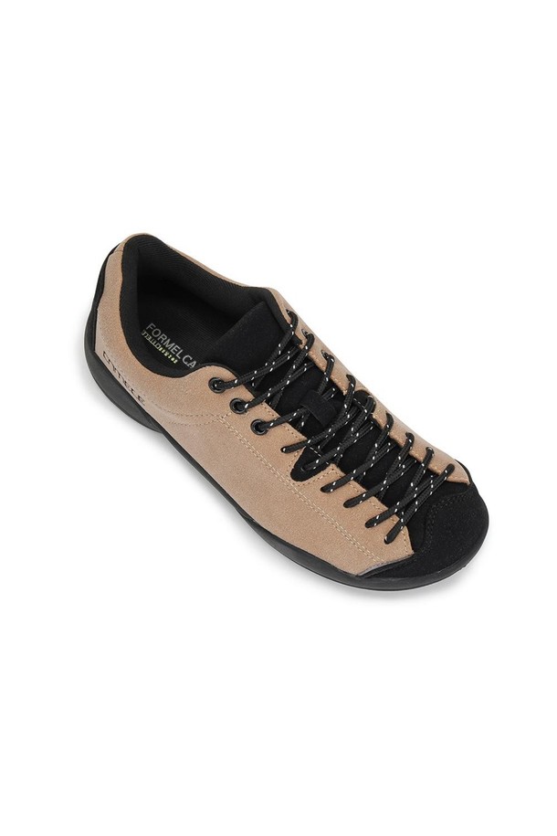 [포멜카멜레] 카멜레 셀리온 스니커즈 11 베이지 3cm는 여성용 스니커즈로, 일상과 캐주얼 스타일에 적합합니다. 라운드 앞코 디자인에 3cm 플랫 굽으로 편안함을 더했으며, 베이지 컬러가 어떤 옷에도 잘 어울립니다. 합성가죽과 고무 소재를 사용하여 내구성을 높였으며, 끈으로 여미는 로우탑 스타일입니다. 가볍고 쿠셔닝이 뛰어나며, 미드와이트핏과 논슬립 기능, SIS 제법으로 편안한 착용감을 제공합니다. 봄, 여름, 가을 계절에 동네 마실룩, 산책룩 등 캐주얼, 미니멀, 클래식 스타일 연출에 좋습니다.
