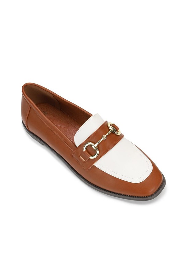 세련된 디자인의 [포멜카멜레] 포멜 클래식24 로퍼 Camel 1cm입니다. 부드러운 인조가죽 소재와 합성고무 아웃솔로 제작되어 편안한 착용감을 선사합니다. 1cm 로우힐과 스퀘어 토 디자인이 특징이며, 금속 장식 디테일이 고급스러움을 더합니다. 일상, 출근룩, 데이트룩 등 다양한 TPO에 활용 가능하며, 클래식, 미니멀, 캐주얼 스타일을 즐겨 입는 여성분들께 추천합니다. 봄, 여름, 가을 시즌에 어울리는 로우컷 슬립온 로퍼입니다.
