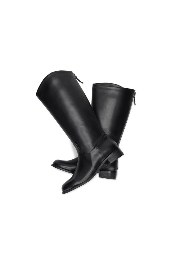 포멜 라이디 롱부츠 03 Black 3cm는 여성용 롱부츠입니다. 캐주얼, 클래식, 미니멀 스타일을 추구하는 분들께 적합하며, 가을과 겨울철 데일리룩, 출근룩, 모임룩에 활용하기 좋습니다. 승마 부츠 스타일의 롱부츠로, 미디 기장(32.5cm)에 3cm 로우힐 굽과 와이드 발볼 디자인으로 편안함을 더했습니다. 블랙 컬러의 무지 디자인에 뒷 지퍼 여밈으로 신고 벗기 편리하며, 인조가죽과 합성고무 소재로 제작되었습니다.
