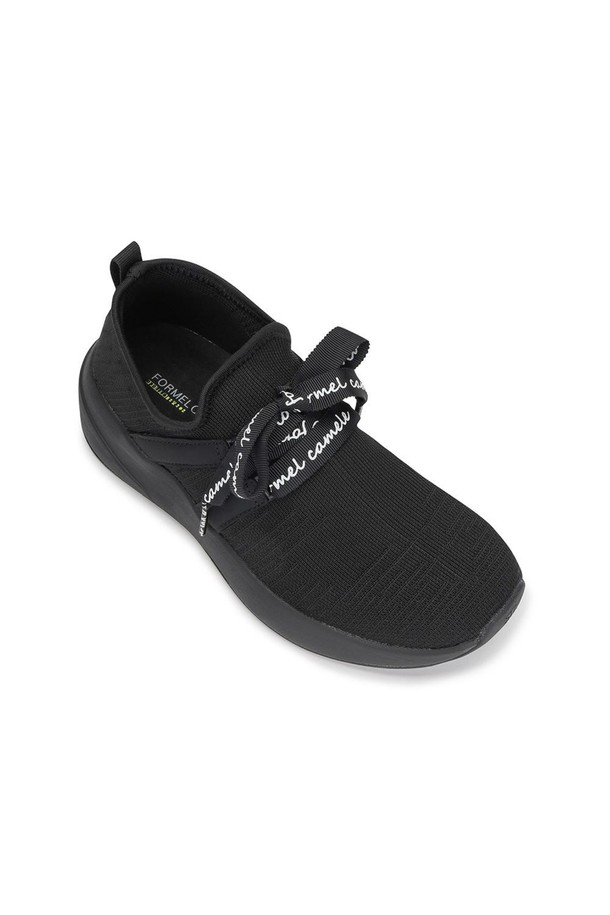 러브포멜 니트 스니커즈 Black 4cm는 편안함과 스타일을 모두 갖춘 여성용 스니커즈입니다. 부드러운 니트 소재로 제작되어 발을 포근하게 감싸며, 4cm 굽으로 다리가 길어 보이는 효과를 줍니다. 블랙 컬러의 무지 디자인은 어떤 옷에도 잘 어울리며, 라운드 앞코와 로우탑 디자인으로 캐주얼하고 미니멀한 스타일을 연출합니다. 경량 쿠셔닝과 리본 디테일이 더해져 편안한 착용감을 제공하며, 동네 마실룩이나 산책룩에 특히 적합합니다. 발볼이 넓은 와이드 핏으로 제작되어 편안함을 더했습니다.
