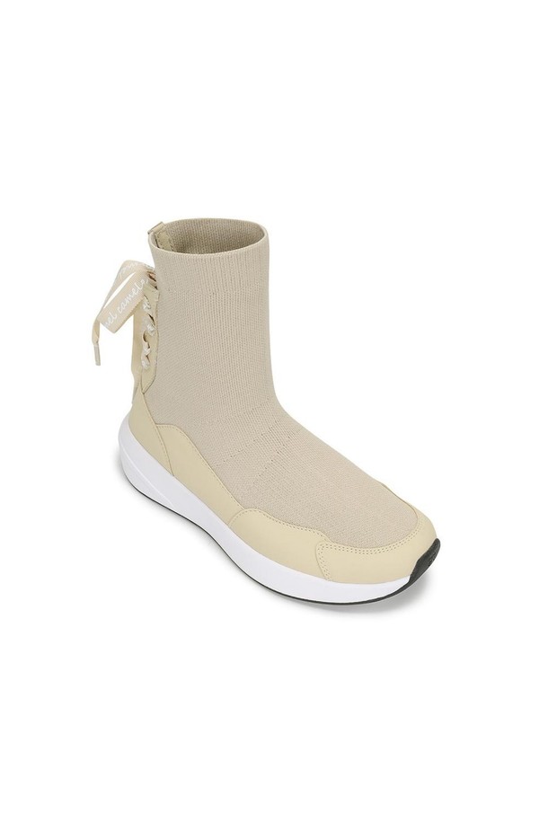 러브포멜 백보우 니트 베이지 4cm는 여성스러운 무드를 연출하는 부츠입니다. 가을, 겨울에 어울리는 니트 소재와 4cm 플랫 굽으로 편안한 착용감을 제공합니다. 발볼이 넓은 와이드 핏으로 제작되었으며, 백보우 디테일이 로맨틱한 포인트를 더합니다. SIS (Sewn in sock) 제법과 쿠셔닝, 경량 기능으로 데이트룩, 겨울 데일리룩 등 다양한 스타일에 매치하기 좋습니다. 캐주얼, 미니멀, 로맨틱 스타일을 즐겨 입는 여성에게 추천합니다.
