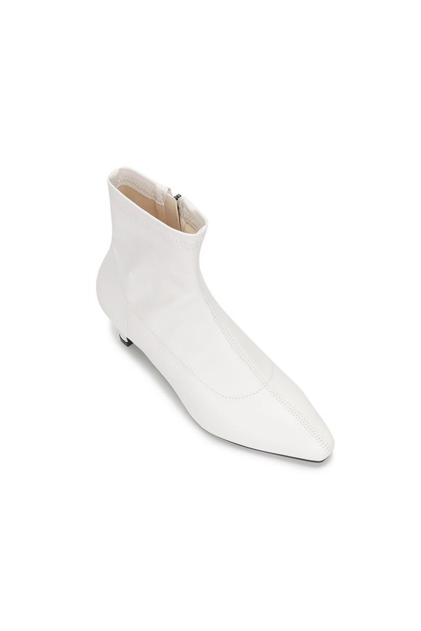 포멜 다이안 스판 앵클부츠 아이보리 5cm는 여성스러운 스타일을 완성하는 앵클부츠입니다. 부드러운 인조가죽 소재에 발등을 감싸는 스판 소재를 사용하여 편안한 착용감을 제공하며, 5cm 미들힐로 다리 라인을 더욱 슬림하게 연출합니다. 뾰족한 앞코 디자인과 무지 패턴, 앵클 탑 라인의 조화가 클래식하고 미니멀한 스타일을 완성하며, 오피스룩, 모임룩, 겨울 데일리룩에 모두 잘 어울립니다. 고밀도 인솔과 훌륭한 복원력은 편안함을 더하고, 슬림한 디자인으로 시크한 매력을 더합니다. 아이보리, 블랙 두 가지 색상으로 출시되어 다양한 스타일링에 활용할 수 있습니다.