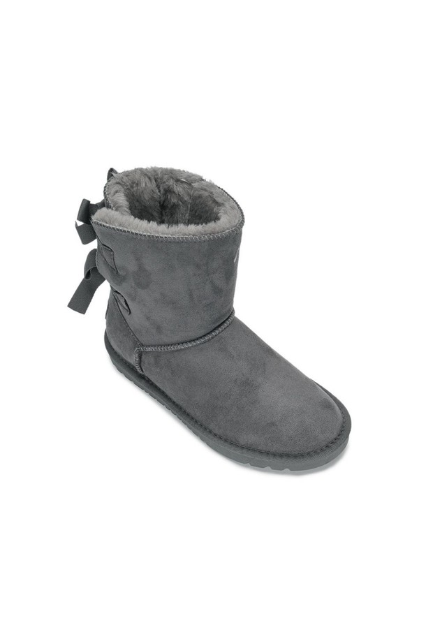 포멜 보우 퍼부츠 Gray 2cm (포멜 보우 퍼부츠 그레이 2cm)는 겨울철 데일리룩에 어울리는 여성 부츠입니다. 부드러운 인조가죽 소재에 퍼 안감을 더해 뛰어난 보온성을 제공하며, 굽 높이는 2cm 플랫 디자인으로 편안한 착용감을 선사합니다. 세미캐주얼 스타일의 무지 디자인에 리본 장식이 포인트이며, 부츠 높이는 18cm로 다리를 더욱 길어 보이게 합니다. 캐주얼, 미니멀, 클래식 스타일 모두 소화 가능한 실용적인 아이템입니다.
