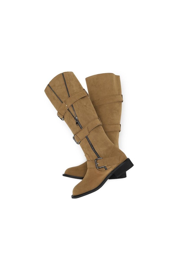 포멜 레이라02 롱부츠 Beige 3cm는 여성용 롱부츠입니다. 스웨이드와 합성고무 소재로 제작되었으며, 일상에서 활용하기 좋은 디자인입니다. 굽 높이는 3cm의 로우힐이며, 발볼은 14cm입니다. 베이지(Beige), 블랙(Black), 아이보리(Ivory) 세 가지 색상으로 출시되었으며, 사이드 지퍼 디테일과 캐주얼한 디자인이 특징입니다. 데이트룩, 쇼핑룩 등 다양한 TPO에 맞춰 캐주얼, 클래식, 미니멀 스타일을 연출할 수 있습니다.
