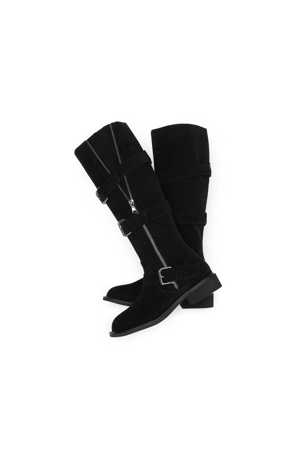 포멜 레이라02 롱부츠 BLACK 3cm는 여성용 롱부츠로, 캐주얼과 클래식, 미니멀 스타일을 아우르는 디자인입니다. 가을, 겨울 시즌에 어울리는 스웨이드 소재와 블랙, 베이지, 아이보리 컬러로 출시되었습니다. 3cm 로우힐과 스퀘어토 디자인으로 편안함과 스타일을 동시에 잡았으며, 라이더 스타일 사이드 지퍼 디테일이 특징입니다. 데일리룩에 활용하기 좋으며, 보통 발볼을 가진 분들께 적합합니다.
