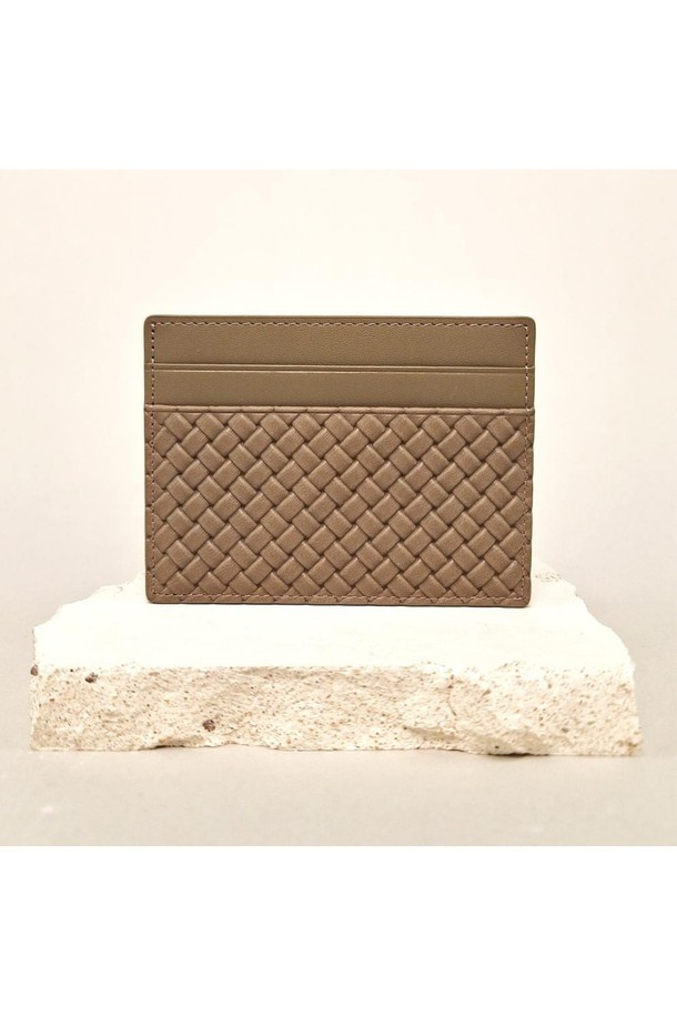 모미 가공 처리된 천연 소가죽으로 제작된 베이지색 매쉬 카드지갑입니다. 4개의 카드 슬롯과 옆트임 수납칸, 배타바리 공법으로 제작되어 뛰어난 수납력과 내구성을 자랑합니다. 컴팩트한 미니 사이즈에 사각 디자인, 체크 패턴이 돋보이며, 케이스와 더스트백을 포함하여 소중하게 보관할 수 있습니다.
