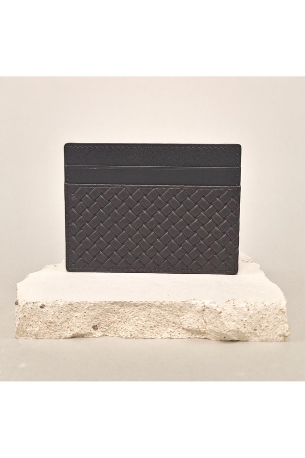 부드러운 소가죽에 섬세한 퀄팅 디자인이 돋보이는 MESH 카드지갑 브라운입니다. 미니멀하고 클래식한 스타일로, 4개의 카드 슬롯과 옆트임 수납칸이 있어 수납력을 높였습니다. 모미가공된 천연 가죽으로 제작되어 내구성이 뛰어나며, 배타바리 공법으로 마감하여 튼튼하게 제작되었으며, 케이스와 더스트백이 함께 제공됩니다.
