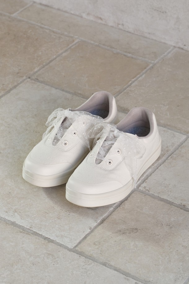 카멜 브리즈 슬립온 스니커즈 Ivory 3cm는 여성용 슬립온 스니커즈입니다. 부드러운 메리노울과 가벼운 EVA 소재로 제작되어 편안한 착용감을 선사하며, 일상 및 캐주얼 스타일에 적합합니다. 굽 높이 3cm의 플랫 디자인으로, 봄, 여름, 가을 계절에 맞춰 동네 마실룩, 산책룩, 여행룩 등 다양한 TPO에 활용할 수 있습니다. 초경량 디자인(172g)과 SIS 공법으로 제작되어 편안함을 더했으며, 라운드 앞코와 무지 패턴으로 미니멀하고 클래식한 스타일을 연출합니다. 맨발 착용이 가능하며, 오간자 끈을 추가 제공하여 다양한 스타일을 연출할 수 있습니다.
