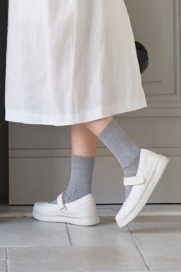 카멜 브리즈 메리제인 스니커즈 아이보리 3cm는 부드러운 메리노 울과 가벼운 EVA 소재로 제작되어 편안한 착용감을 선사합니다. 라운드 앞코 디자인과 메리제인 스트랩, 3cm 플랫 굽으로 여성스러운 실루엣을 연출하며, 데이트룩, 카페룩 등 다양한 스타일에 매치하기 좋습니다. 미니멀, 클래식, 캐주얼 스타일을 즐기는 여성분들께 추천하며, 초경량 디자인과 올데이 착용 가능한 데일리 슈즈로 활용할 수 있습니다. 아이보리 컬러의 무지 디자인은 어떤 옷에도 잘 어울려 활용도가 높습니다. 발볼은 8.5cm입니다.
