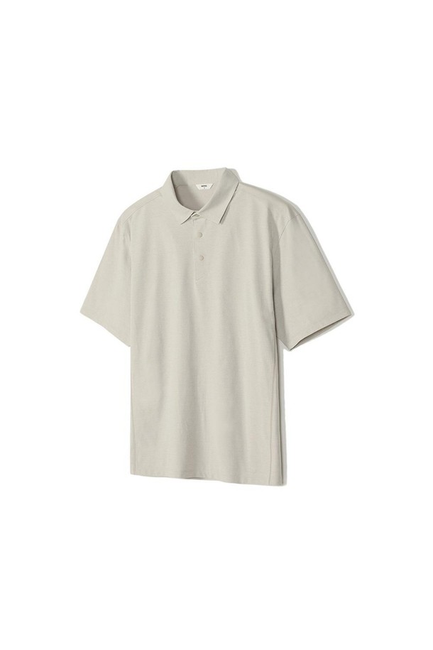 Cool&Dry (쿨앤드라이) 카라 티셔츠 베이지는 일상과 스포츠 활동에 모두 적합한 남녀 공용 카라 티셔츠입니다. 가을, 겨울 시즌에 어울리는 얇은 두께감과 부드럽고 차가운 촉감의 폴리에스테르 플리 원단을 사용하여 제작되었습니다. 스포티한 무드의 절개 패턴과 레귤러핏 디자인이 특징이며, 속건, 신축성, 이지케어 기능으로 편안한 착용감을 제공합니다. 미니멀하고 캐주얼한 스타일을 연출하며, 내구성이 뛰어나 활동적인 라이프스타일에 적합합니다.
