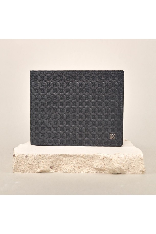 에드가 체스 소가죽 반지갑 블랙은 섬세한 엠보싱 체스 패턴이 돋보이는 남성용 지갑입니다. 부드러운 소가죽 소재에 핸드브러쉬 티핑 가공과 배타바리 공법으로 마감하여 고급스러운 질감을 선사합니다. 9개의 카드 슬롯, 지폐 수납칸, 필름칸을 갖춰 실용적이며, 클래식한 디자인으로 오랫동안 사용하기 좋습니다. 케이스와 더스트백이 함께 제공됩니다.
