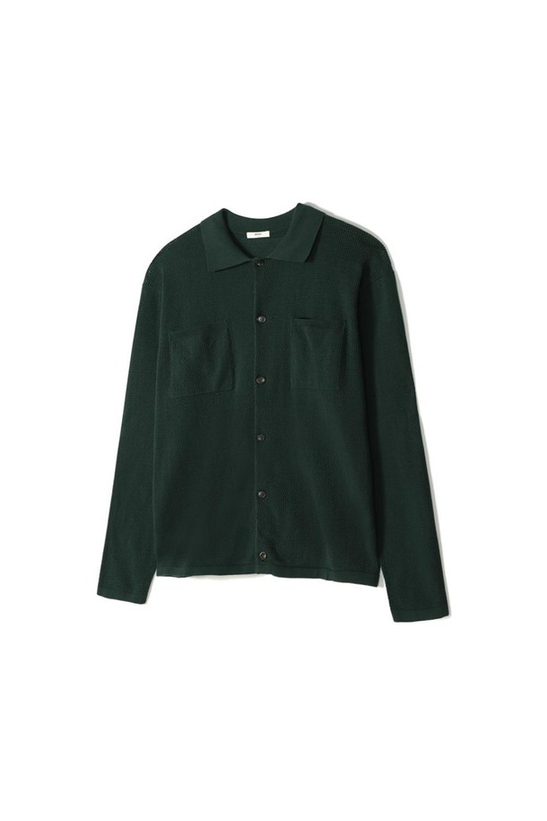 세련된 비즈니스 캐주얼 스타일을 위한 남성용 스카시 조직 풀오픈 니트입니다. 부드러운 면 소재로 제작되어 통기성이 뛰어나 여름철에도 쾌적하게 착용 가능합니다. 슬림핏 디자인과 카라넥, 긴 소매 기장으로 모던하면서도 클래식한 느낌을 연출합니다. 강연 타입 원사 사용과 헤라시 기법 편직으로 고급스러운 퀄리티를 자랑하며, 양쪽 가슴 포켓 디테일로 실용성을 더했습니다. 그린 컬러의 풀오픈 디자인은 다양한 스타일을 연출하기 용이합니다.
