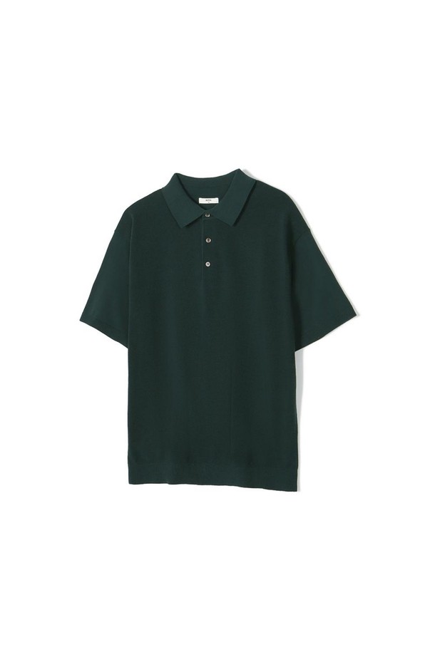 조직감 티에리 니트 그린은 미니멀하고 모던한 스타일의 남녀 공용 상의입니다. 부드러운 촉감의 면 소재로 제작되었으며, 하이트위스트 원사를 사용하여 얇지만 시원한 착용감을 선사합니다. 피부 접촉을 최소화하는 텍스처와 쿨터치 감으로 여름철에도 쾌적하게 착용 가능하며, 흡습 및 냉감 기능도 갖추었습니다. 비침 방지 기능이 있어 단독으로도 부담 없이 입을 수 있으며, 레귤러핏으로 체형 커버에도 효과적입니다. 폴로 네크라인과 반소매 디자인으로 비즈니스 캐주얼 및 데일리룩에 활용하기 좋습니다.
