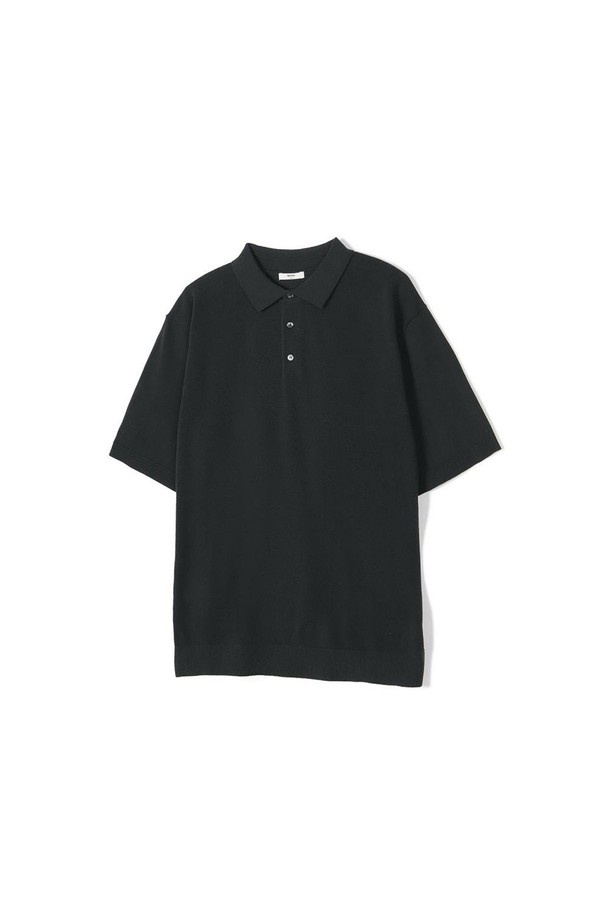 조직감 티에리 니트 차콜그레이는 여름철 비즈니스 캐주얼, 출근룩, 오피스룩에 적합한 남녀 공용 니트 티셔츠입니다. 모던하고 미니멀한 스타일을 추구하며, 레귤러핏과 라운드넥 디자인으로 편안한 착용감을 제공합니다. 하이트위스트 원사와 강연사를 사용하여 형태 유지와 보풀 방지 기능을 갖췄으며, 피부 마찰을 최소화하여 쾌적하게 착용할 수 있습니다. 얇은 두께와 흡습, 통기성이 뛰어난 면 소재로 제작되어 여름철에도 시원하게 입을 수 있습니다. 피케와 골지 패턴의 섬세한 조직감은 세련된 스타일을 연출합니다.
