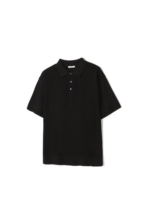 조직감 티에리 니트 블랙은 부드러운 촉감과 뛰어난 내구성을 자랑하는 남성용 니트 티셔츠입니다. 비즈니스 캐주얼 스타일에 적합하며, 레귤러핏으로 편안한 착용감을 제공합니다. 면 100% 소재에 하이트위스트 원사 및 강연사를 사용하여 형태 유지와 보풀 방지 기능을 더했습니다. 피케 패턴과 라운드넥 디자인, 반소매 기장으로 세련된 느낌을 주며, 헤라시 코줄임 편직기법을 적용하여 완성도를 높였습니다. 블랙, 네이비, 와인, 차콜 그레이 그린 등 다양한 컬러 옵션으로 만나보세요.
