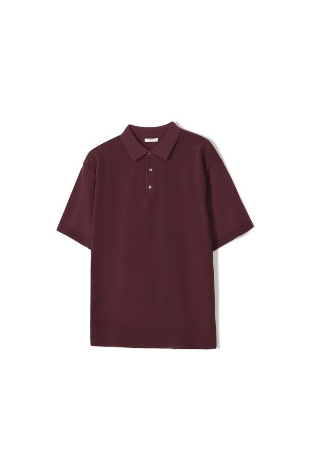 **조직감 티에리 니트 와인**

**비즈니스 캐주얼** 스타일을 위한 남성용 티셔츠입니다. 부드러운 면 소재에 얇은 두께감으로 여름철에도 시원하게 착용할 수 있습니다. 피케 조직감과 베이직한 디자인으로 **클래식, 미니멀, 캐주얼** 스타일을 연출하기 좋습니다. 하이트위스트 원사, 강연 타입 원사 사용으로 보풀이 적고 형태 유지가 뛰어나며, 피부 마찰을 최소화하여 편안한 착용감을 제공합니다. 라운드넥, 루즈핏, 반소매 기장이며, 헤라시 (코줄임) 편직 기법으로 제작되었습니다.
