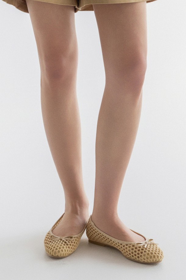 아멜리아 라탄 플랫 베이지 1cm는 라탄 소재와 인조가죽으로 제작된 여성 플랫슈즈입니다. 1cm 플랫 굽과 라운드 앞코 디자인으로 편안한 착용감을 선사하며, 안감은 메모리폼으로 제작되어 부드러운 착화감을 제공합니다. 베이지 컬러와 라탄 패턴이 어우러져 휴양지룩, 여행룩, 산책룩 등 다양한 TPO에 활용 가능하며, 리조트, 캐주얼, 미니멀 스타일을 연출하기 좋습니다. 통기성이 뛰어나고, 경량이며 유연한 구조로 제작되어 편안하고, 미끄럼 방지 기능이 있어 안전하게 착용할 수 있습니다. 슬립온 스타일로 간편하게 신고 벗을 수 있으며, 리본 디테일이 여성스러운 포인트를 더합니다.
