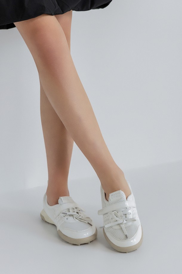 여성용 라헬 벨크로 스니커즈는 화이트 색상의 인조 가죽 소재로 제작되었으며, 2cm의 로우힐과 라운드 앞코 디자인이 특징입니다. 일상용으로 적합하며 봄, 여름, 가을에 착용하기 좋은 이 스니커즈는 무지 패턴에 벨크로 여밈 방식으로 신고 벗기가 편리합니다. EVA 폼 쿠션과 라텍스 인솔, 그리고 레이스 디테일과 스트랩 디자인이 더해져 편안함과 스타일을 동시에 제공하며, 발볼은 11cm, 탑라인은 로우탑입니다.
