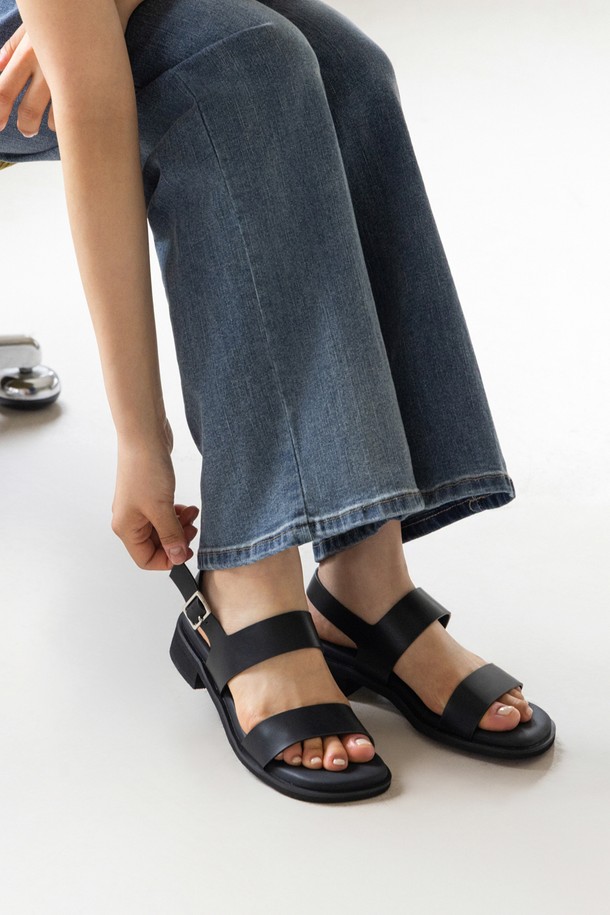 **카리브 베이직 샌들 02 Black 3.5cm**

캐주얼한 스타일을 연출하는 여성 샌들입니다. 일상 및 캐주얼 용도로 활용하기 좋으며, 봄, 여름 시즌에 적합합니다. 블랙, 아이보리, 카멜 3가지 색상으로 만나볼 수 있습니다. 3.5cm 로우힐 굽에 투밴드 탑라인 디자인으로 편안하게 착용 가능합니다. 발볼이 넓은 와이드 디자인으로 제작되었으며, 인조가죽과 합성고무 소재를 사용하여 내구성을 높였습니다. 캐주얼한 와이드 중창과 라텍스 4mm 중창으로 쿠션감을 더하고, 전창 가공으로 내수성을 높였습니다. 버클 여밈 방식으로 간편하게 신고 벗을 수 있습니다. 동네 마실룩, 여행룩, 캐주얼, 미니멀, 클래식 스타일 연출에 활용해보세요.
