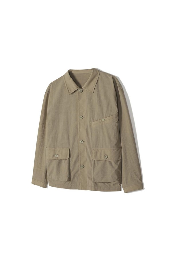 베이지 컬러의 트러커 셔츠형 재킷입니다. 캐주얼과 비즈니스 스타일 모두 소화 가능하며, 여름철에 시원하게 착용할 수 있습니다. 나일론, 면, 폴리우레탄 혼방 소재로 제작되어 부드러운 촉감을 선사합니다. 크리즈 패턴과 요크라인 메쉬 디테일이 돋보이며, 소매를 접어 다양한 연출이 가능합니다. 비즈니스 캐주얼, 출근룩, 데이트룩 등 다양한 TPO에 맞춰 셋업 스타일링도 활용할 수 있습니다.
