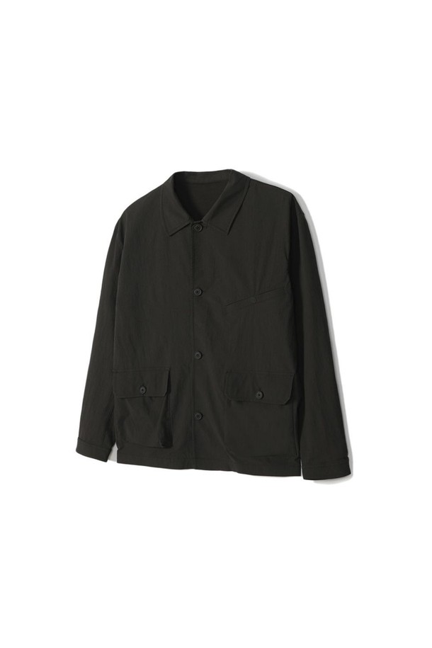 세련된 스타일의 트러커 셔츠형 재킷, 카키 컬러입니다. 봄, 여름 시즌에 적합하며, 일상과 비즈니스 캐주얼 모두 소화 가능한 활용도 높은 아우터입니다. 레귤러핏으로 제작되어 편안한 착용감을 선사하며, 등 요크라인 메쉬 처리로 통기성을 높였습니다. 얇고 부드러운 나일론, 면, 폴리우레탄 혼방 소재로 제작되어 자연스러운 크리즈 가공과 소매 접어 연출이 가능합니다. 셋업 스타일 연출을 통해 미니멀, 캐주얼, 시티보이 등 다양한 스타일을 완성해보세요.
