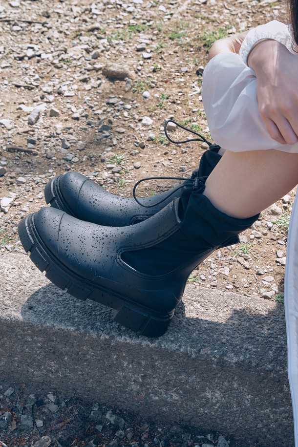 유비아 레인부츠 02 Black 5cm는 여성용 레인부츠입니다. 슬림한 앞코와 5cm 통굽으로 다리 라인을 더욱 돋보이게 하며, 첼시부츠 디자인을 모티브로 하여 스타일리시함을 더했습니다. 방수 기능과 길이 조절이 가능한 특징으로 실용성을 높였으며, 무지 패턴의 Black과 Ivory 색상으로 미니멀, 캐주얼, 클래식 스타일 모두 소화 가능합니다. 여행룩, 산책룩에 적합하며, 발볼 11.5cm로 편안한 착용감을 제공합니다. PVC와 고무 소재로 제작되었습니다.
