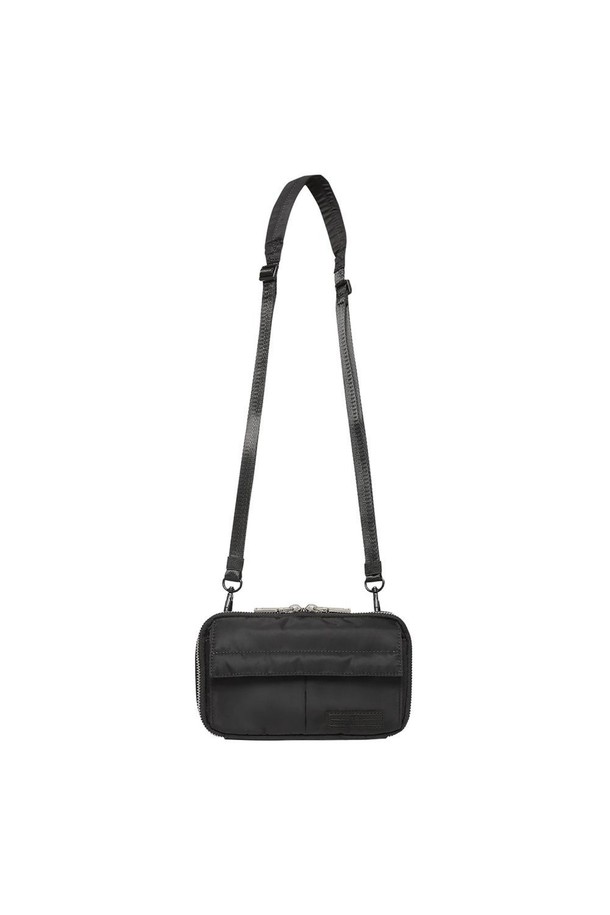 **URBAN 트래블 파우치 블랙**은 여행과 일상에서 모두 활용 가능한 실용적인 파우치입니다. 미디엄 사이즈의 블랙 및 그린 컬러로, 남녀 모두에게 어울리는 미니멀, 클래식, 캐주얼 스타일을 연출합니다. 튼튼한 나일론과 폴리에스테르 소재로 제작되었으며, RFID 차단 기능과 방수 기능을 갖춰 소지품을 안전하게 보호합니다. 사각형 디자인에 다중 수납공간, 내부 분리 포켓, 카드 수납공간, 분리형 지퍼 파우치 등 넉넉한 수납력을 제공하며, 외부 스냅 버튼 포켓, 후면 자석 버튼 포켓, 이중 외부 수납공간, 양쪽 보호 플랩으로 소지품의 안전성을 높였습니다. 여행룩에 완벽하게 어울리는 실용적인 아이템입니다.
