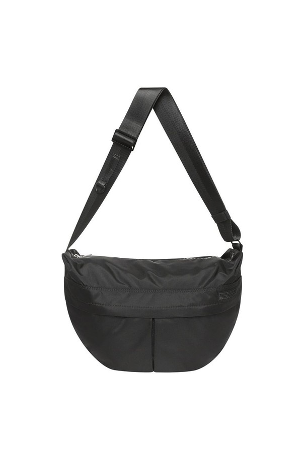URBAN Halfmoon Bag Black은 모던하고 심플한 디자인의 남성용 크로스백입니다. 나일론과 폴리에스터 소재로 제작되었으며, 미디엄 사이즈의 반원 형태에 무지 패턴과 자수 장식이 더해졌습니다. 내부 지퍼 포켓, 외부 스냅 버튼 포켓, 후방 자석 버튼 포켓 등, 실용적인 분리 수납 기능을 갖춘 데일리 백입니다.
