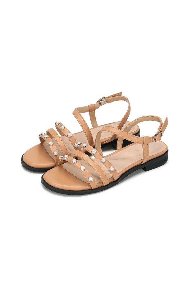 카멜레 쁘띠펄 스트랩 플랫 샌들 01 Camel 2cm은 부드러운 인조가죽 소재에 라운드 앞코 디자인으로 편안함을 더한 여성 샌들입니다. 2cm의 낮은 굽과 3중 벨크로 스트랩, 백스트랩으로 안정적인 착용감을 제공하며, 쁘띠펄 장식이 은은한 포인트를 더합니다. 4mm 라텍스 중창, 압축 인솔, 고밀도 인솔과 아치 서포트 강화로 편안한 착화감을 선사하며, 캐주얼한 일상룩에 잘 어울립니다.
