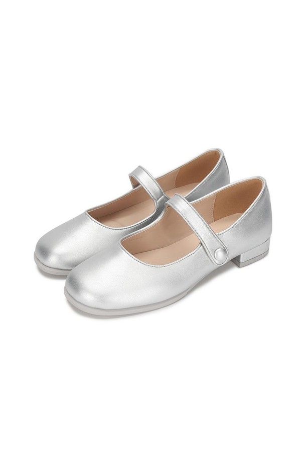 클레어 메리제인 Silver 2cm는 여성스러운 실루엣을 연출하는 로우힐 메리제인 슈즈입니다. 부드러운 인조가죽과 합성고무 소재로 제작되었으며, 라운드 앞코와 스트랩 디자인으로 편안함과 스타일을 동시에 잡았습니다. 2cm 굽에 고밀도 스펀지 중창과 쿠션감을 강화하여, 봄 시즌 일상에서 미니멀하면서도 세련된 룩을 완성해 보세요.
