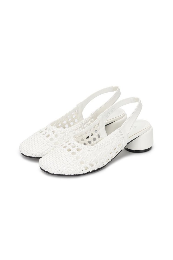 포멜 크라프트 슬링백 02 White 3.5cm는 여성용 슬링백입니다. 메쉬 패턴의 핸드메이드 디자인으로, 일상에서 캐주얼하면서도 드레시한 무드를 연출합니다. 3.5cm 로우힐 굽과 하이덴시티 인솔로 편안한 착용감을 제공하며, 데이트룩, 카페룩, 쇼핑룩 등 다양한 TPO에 잘 어울립니다. 미니멀, 클래식 스타일을 선호하는 분들께 추천하며, 어떤 아이템과도 쉽게 매치할 수 있는 실용적인 아이템입니다.
