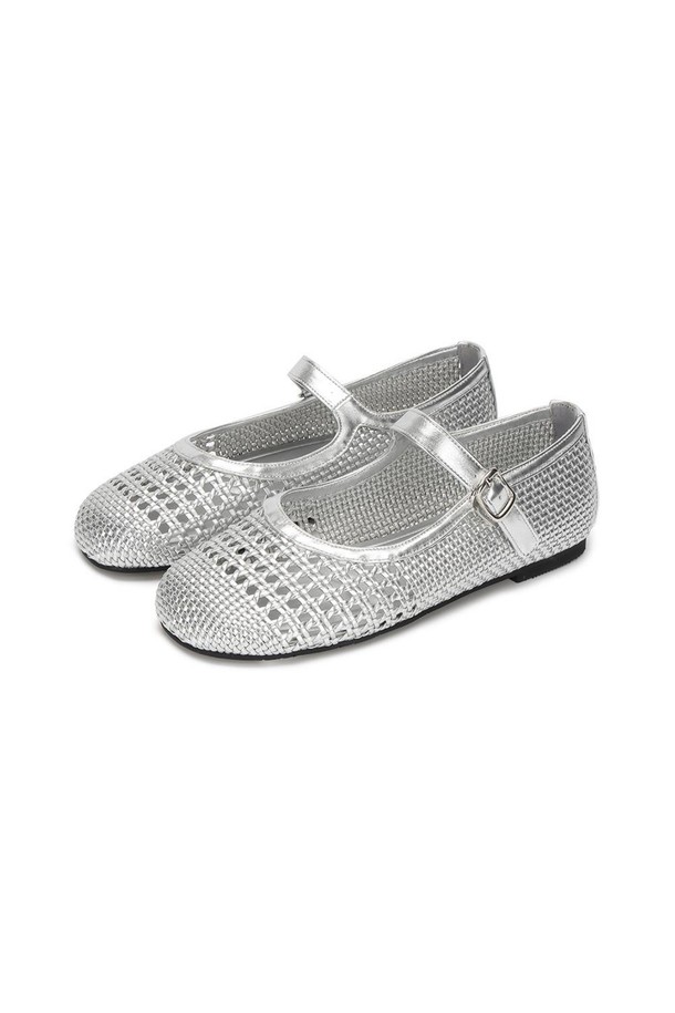 포멜 트라프트 메리제인 03 Silver 1cm은 여성용 메리제인 슈즈입니다. 실버 컬러의 라운드 앞코 디자인으로, 일상에서 편안하게 착용하기 좋습니다. 1cm 플랫 굽과 합성가죽 소재, 메쉬 패턴이 특징이며, 봄, 여름 계절에 어울립니다. 스트랩으로 발을 안정적으로 잡아주며, 데이트룩, 카페룩, 쇼핑룩 등 다양한 TPO에 미니멀, 걸리시, 클래식 스타일로 연출하기 좋습니다.

