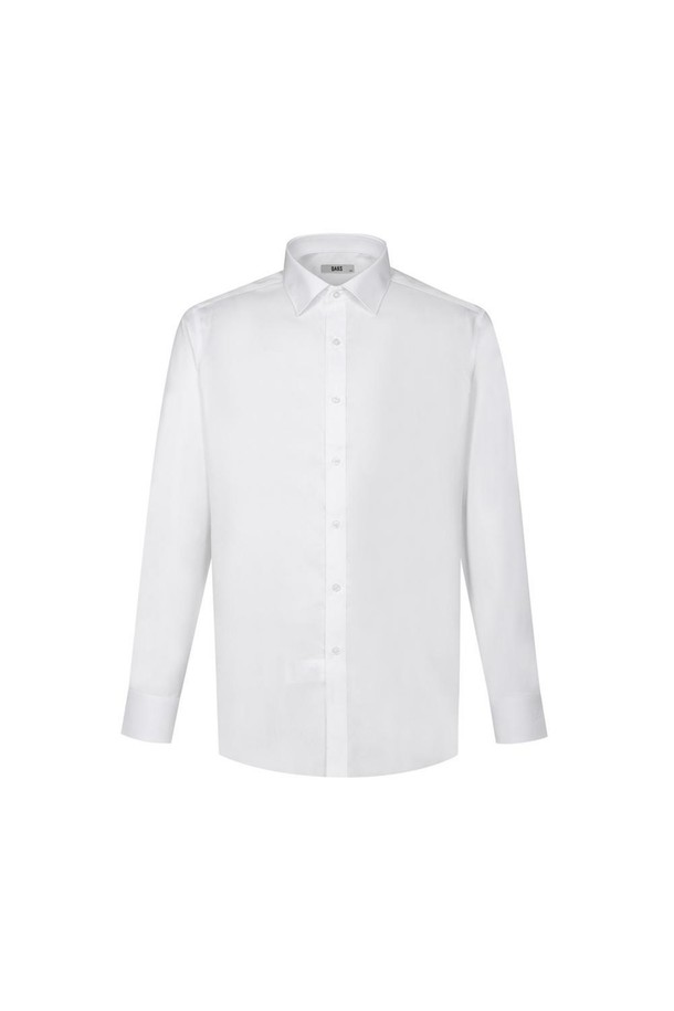 **면혼방 솔리드 드레스 셔츠 레귤러핏**

면과 폴리에스터 혼방 소재로 제작되어 부드러운 촉감과 은은한 광택이 돋보이는 남성용 드레스 셔츠입니다. 세미 와이드 칼라와 긴소매 디자인으로 클래식하고 베이직한 스타일을 연출하며, 레귤러핏으로 편안한 착용감을 제공합니다. 가을, 겨울 시즌에 적합하며, 비즈니스 및 일상 용도로 활용 가능합니다. 카라 키퍼 내장, 테이프 프레스 봉제, DAKS 시그니처 자수 디테일이 돋보이며, 드레이프성이 우수합니다. 오피스룩, 출근룩, 회의룩 등 격식 있는 자리에 잘 어울리는 아이템입니다.
