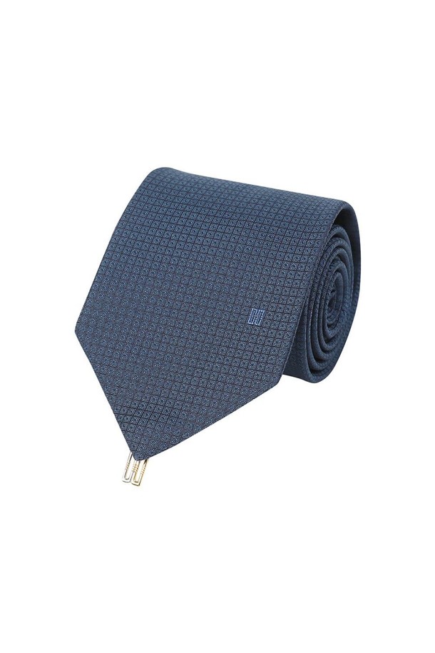 실크 100% 소재의 클래식 솔리드 넥타이, 네이비 컬러입니다. 부드러운 촉감과 고급스러운 광택이 특징이며, 비즈니스 및 일상, 사계절 모두 활용 가능합니다. 깔끔한 무지 디자인으로, 오피스룩, 비즈니스 캐주얼, 회의룩 등 다양한 TPO에 잘 어울립니다. DD 악세서리 장식은 탈부착이 가능하며, 밝거나 어두운 셔츠와도 폭넓게 매치할 수 있어 실용적입니다. 클래식하고 미니멀한 스타일을 선호하는 남성분들께 추천합니다.
