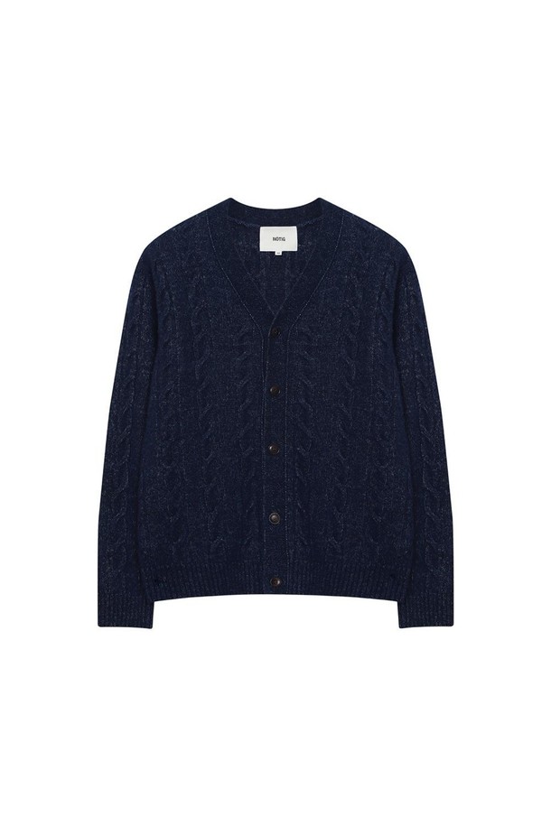 네이비 컬러의 투톤 케이블 가디건입니다. 울 57%, 면 49% 혼방 소재로 제작되어 부드러운 촉감을 자랑합니다. 클래식과 캐주얼 스타일을 모두 아우르는 디자인으로, 데일리룩과 캐주얼 룩에 활용하기 좋습니다. 투톤 컬러 디자인과 케이블 패턴이 돋보이며, 니트 버튼 디테일과 빈티지 헤리티지 느낌을 더했습니다. 루즈핏으로 활동성이 좋으며, 카페룩, 모임룩, 미니멀룩에 잘 어울립니다.
