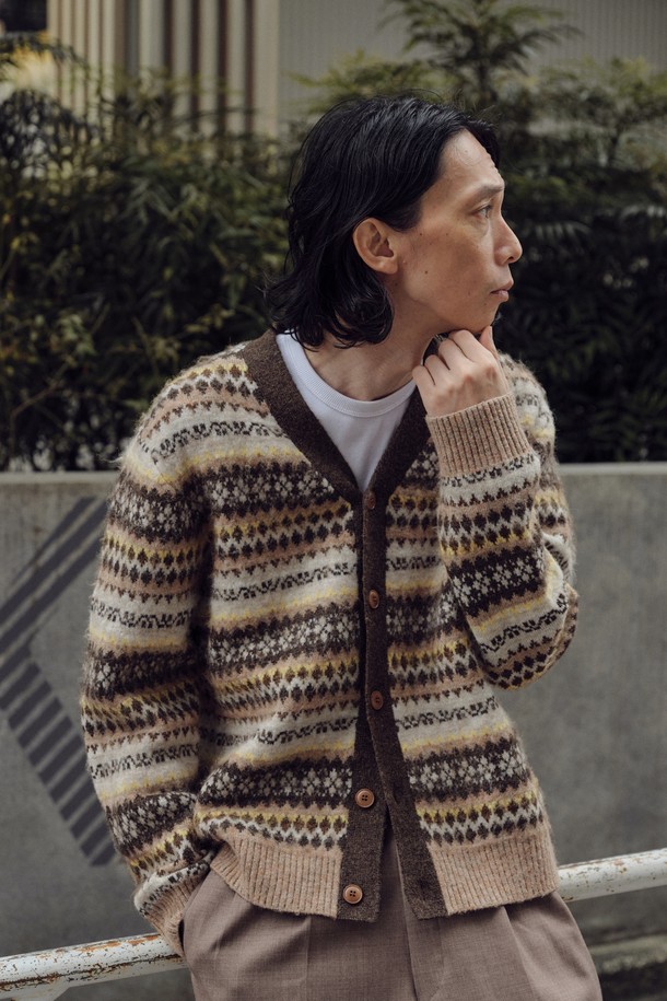 부드러운 울과 아크릴 혼방 소재로 제작된 남성용 페어아일 V넥 가디건입니다. 베이지와 브라운 컬러 배색의 페어아일 패턴이 돋보이며, 두꺼운 두께감으로 가을, 겨울철 따뜻하게 착용할 수 있습니다. 레귤러핏으로 제작되어 편안한 착용감을 선사하며, 버튼 여밈 방식과 긴소매 디자인으로 클래식하고 캐주얼한 스타일을 연출합니다. 데이트룩, 출근룩 등 다양한 TPO에 활용 가능한 니트 카디건입니다. 미니멀한 스타일을 즐겨 입는 남성분들께 추천합니다.
