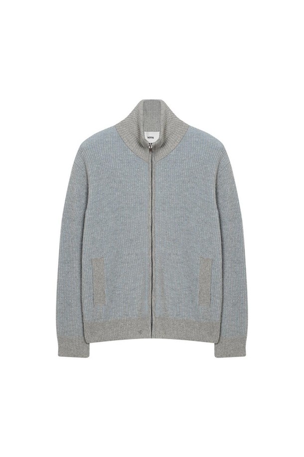 하이넥 투톤 집업 블루는 가을, 겨울 시즌에 어울리는 남녀 공용 상의입니다. 부드러운 촉감의 나일론 및 모 혼방 소재로 제작되었으며, 레귤러핏과 두꺼운 두께감으로 보온성을 높였습니다. 하이넥 디자인과 투톤 배색이 특징이며, 캐주얼, 미니멀, 클래식 스타일을 연출하기 좋습니다. 일상 및 산책 시 편안하게 착용할 수 있으며, 아우터형 가디건으로 활용 가능하며 주머니가 있어 실용적입니다.
