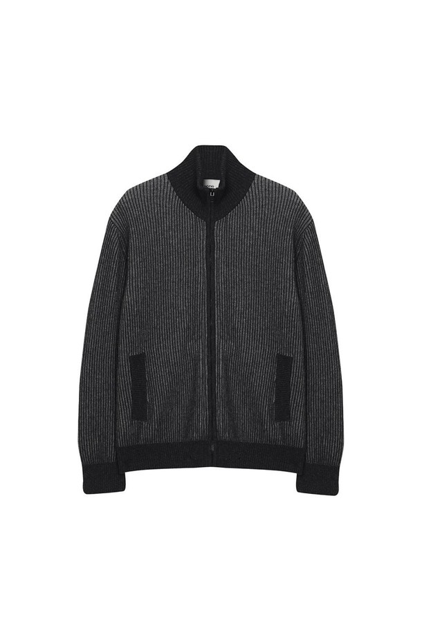 차콜그레이 하이넥 투톤 집업은 가을과 겨울, 겨울 데일리룩에 어울리는 캐주얼하고 미니멀한 스타일의 상의입니다. 나일론과 모 혼방의 부드러운 촉감으로 편안하게 착용할 수 있으며, 심플한 디자인과 투톤 배색이 특징입니다. 하이넥 디자인과 긴 소매 기장으로 보온성을 높였으며, 주머니가 있어 실용적입니다. 아우터처럼 걸쳐 입기 좋은 집업 가디건으로, 다양한 스타일 연출이 가능합니다.
