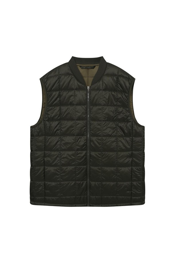 가을, 간절기, 초겨울에 어울리는 패딩 베스트입니다. 카키와 블랙 두 가지 색상으로 출시되었으며, 캐주얼 및 세미 정장 스타일 모두 소화 가능합니다. 립스탑 패턴의 나일론과 폴리에스터 혼방 소재로 제작되어 소프트한 촉감을 선사합니다. 라운드넥과 립 디테일 네크라인, 보온성을 높인 목 디자인이 특징이며, 집업 여밈 방식과 캐주얼핏으로 편안하게 착용할 수 있습니다. 산책룩, 여행룩 등 다양한 TPO에 활용하여 미니멀하고 클래식한 스타일을 연출해 보세요.
