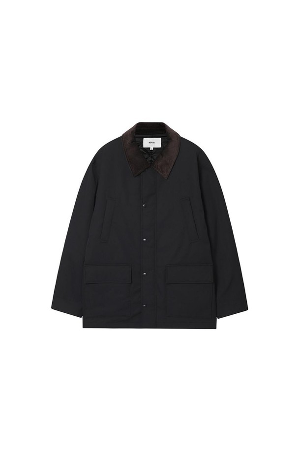 중기장 패딩 점퍼 블랙은 겨울과 초겨울에 어울리는 아우터입니다. 클래식과 캐주얼 스타일을 동시에 연출할 수 있으며, 일상과 출근룩 모두에 활용 가능합니다. 3온스 두께의 세미 오버핏으로 제작되었으며, 은은한 광택감이 도는 폴리에스터와 면 혼방 소재를 사용하여 편안한 착용감을 제공합니다. 바버 스타일의 디자인과 코듀로이 소재의 카라 배색, 4개의 포켓 디테일이 특징입니다. 긴 소매 기장의 버튼 여밈 방식으로 제작되어 활동성을 높였습니다.
