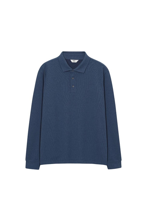 레이온 혼방 기모 카라 티셔츠 블루는 겨울철 데일리룩 연출에 적합한 캐주얼 스타일의 카라 티셔츠입니다. 부드러운 촉감의 레이온, 폴리에스터, 면 혼방 소재에 기모 안감을 더해 보온성을 높였습니다. 레귤러 기장으로 제작되었으며, 블루, 네이비, 핑크 세 가지 색상으로 만나볼 수 있습니다. 드레이프성이 뛰어나며, 울라이크 팬츠와 함께 매치하면 세련된 스타일을, 워싱 팬츠와 코디하면 캐주얼한 분위기를 연출할 수 있습니다. 긴 소매와 두꺼운 두께감으로 추운 날씨에도 따뜻하게 착용 가능합니다.
